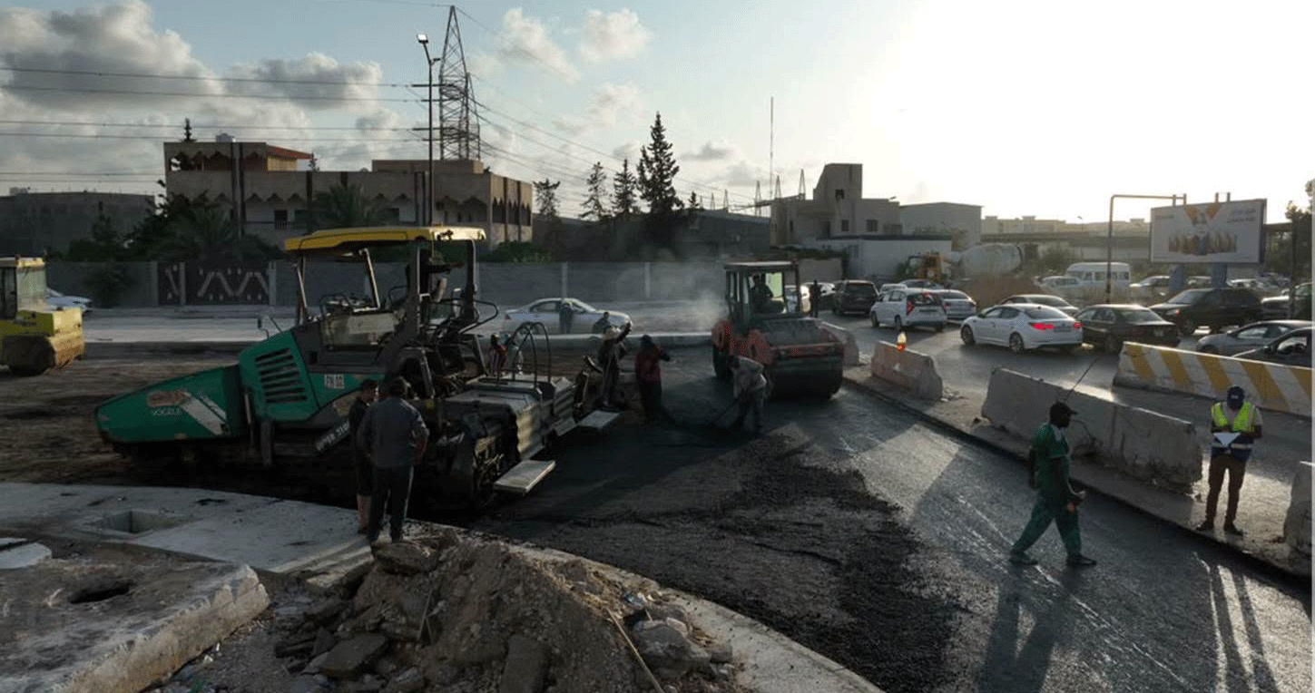 رصف المرحلة الأولى من مشروع تطوير وصيانة طريق السراج بطرابلس