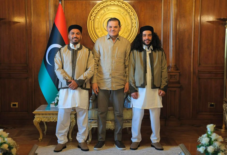 الدبيبة يستقبل المواطنين المزوغي وخشيبة عقب عودتهما إلى أرض الوطن