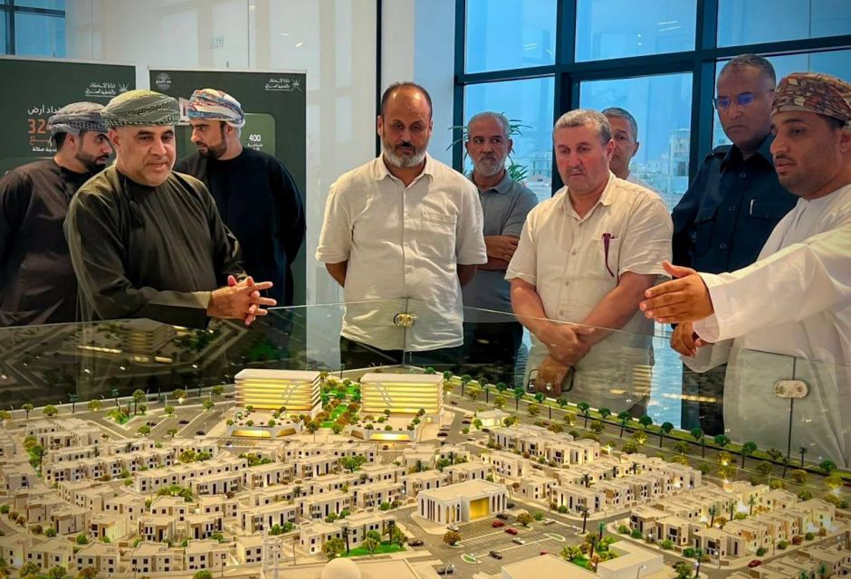وزير الإسكان يبحث في سلطنة عُمان التعاون وتبادل الخبرات العمرانية