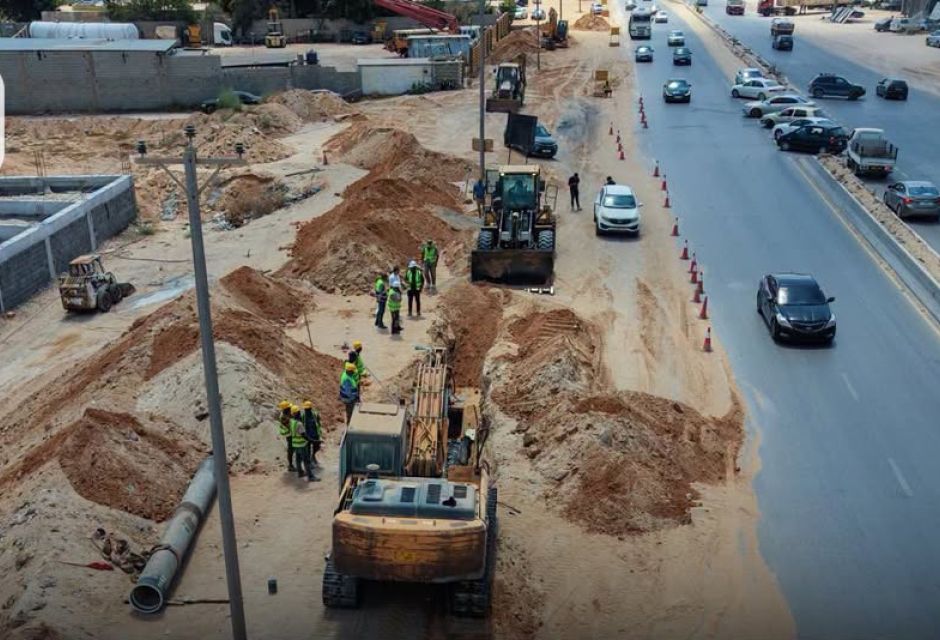 مشروع تطوير شبكة المياه في بلدية الخمس يشهد تقدمًا ملحوظًا