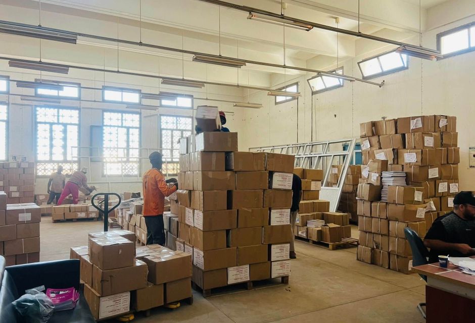 مدير عام مركز المناهج التعليمية يتفقد مخازن سوق الجمعة تاجوراء