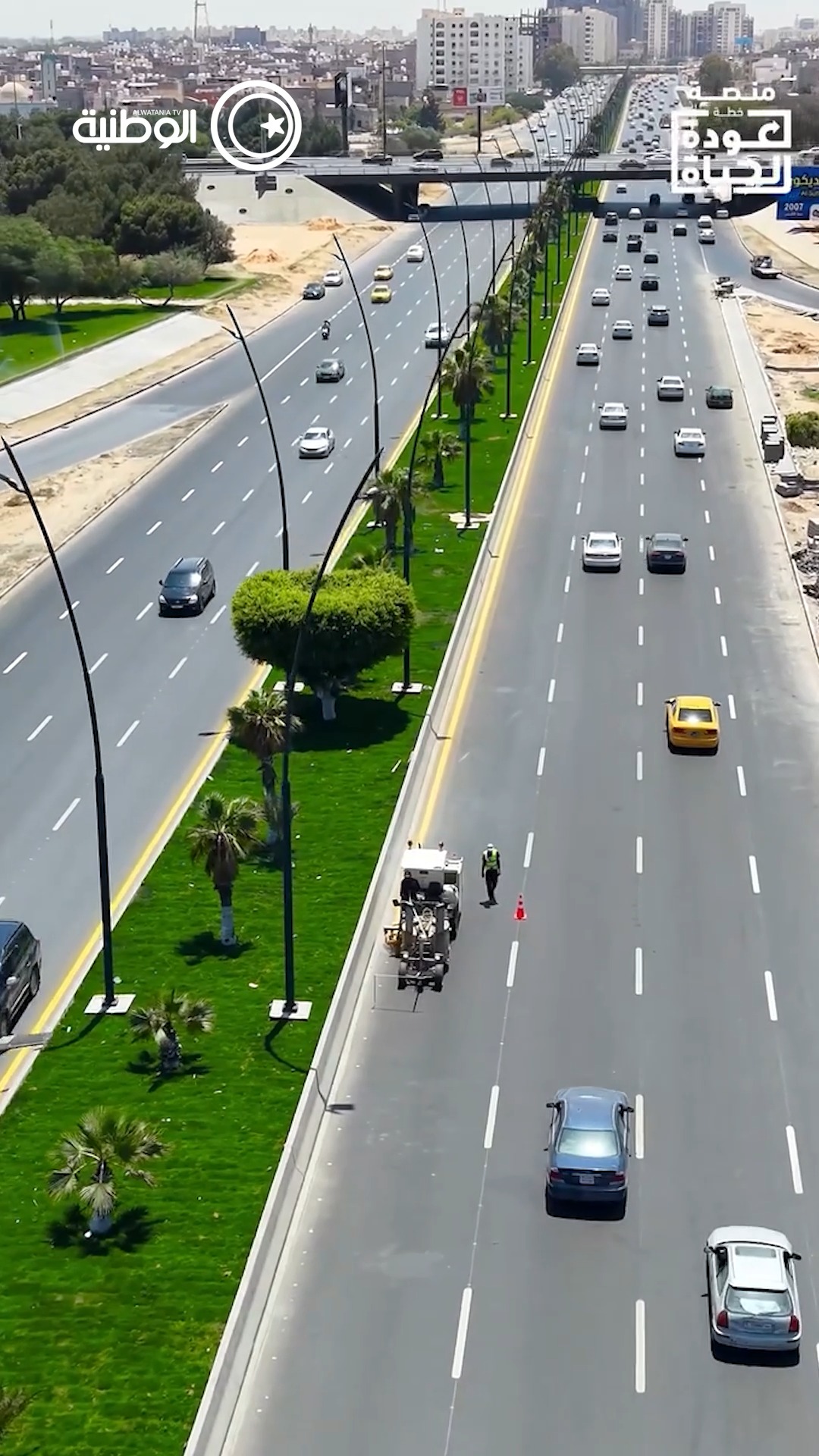 شاهد | العمل على طلاء المسارات في طريق مطار طرابلس الدولي.