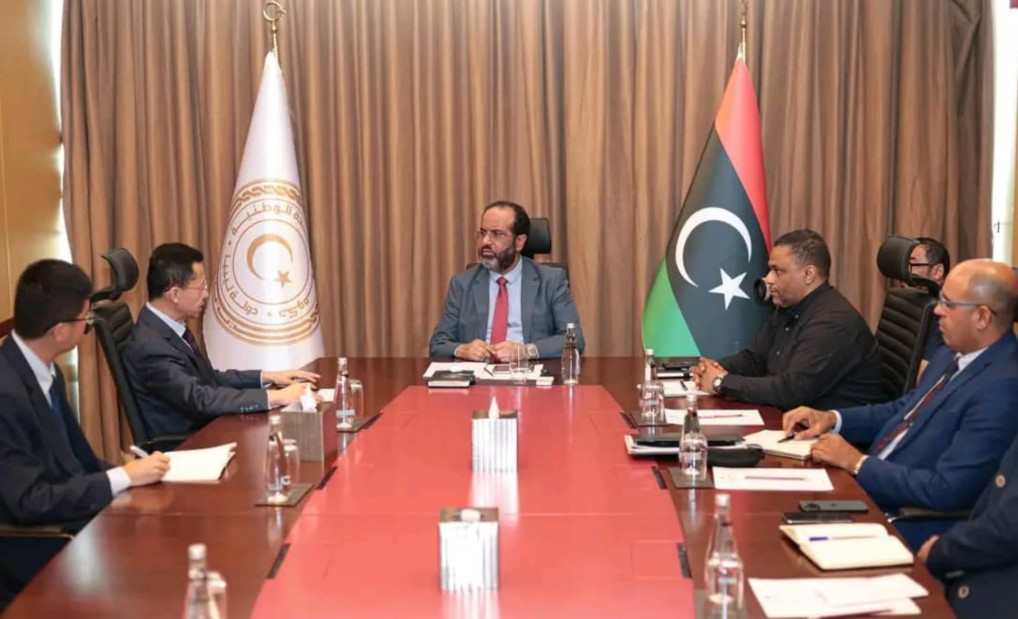 الزادمة والسفير الصيني يبحثان عودة الشركات الصينية إلى ليبيا ودعم مشاريع تنمية الجنوب