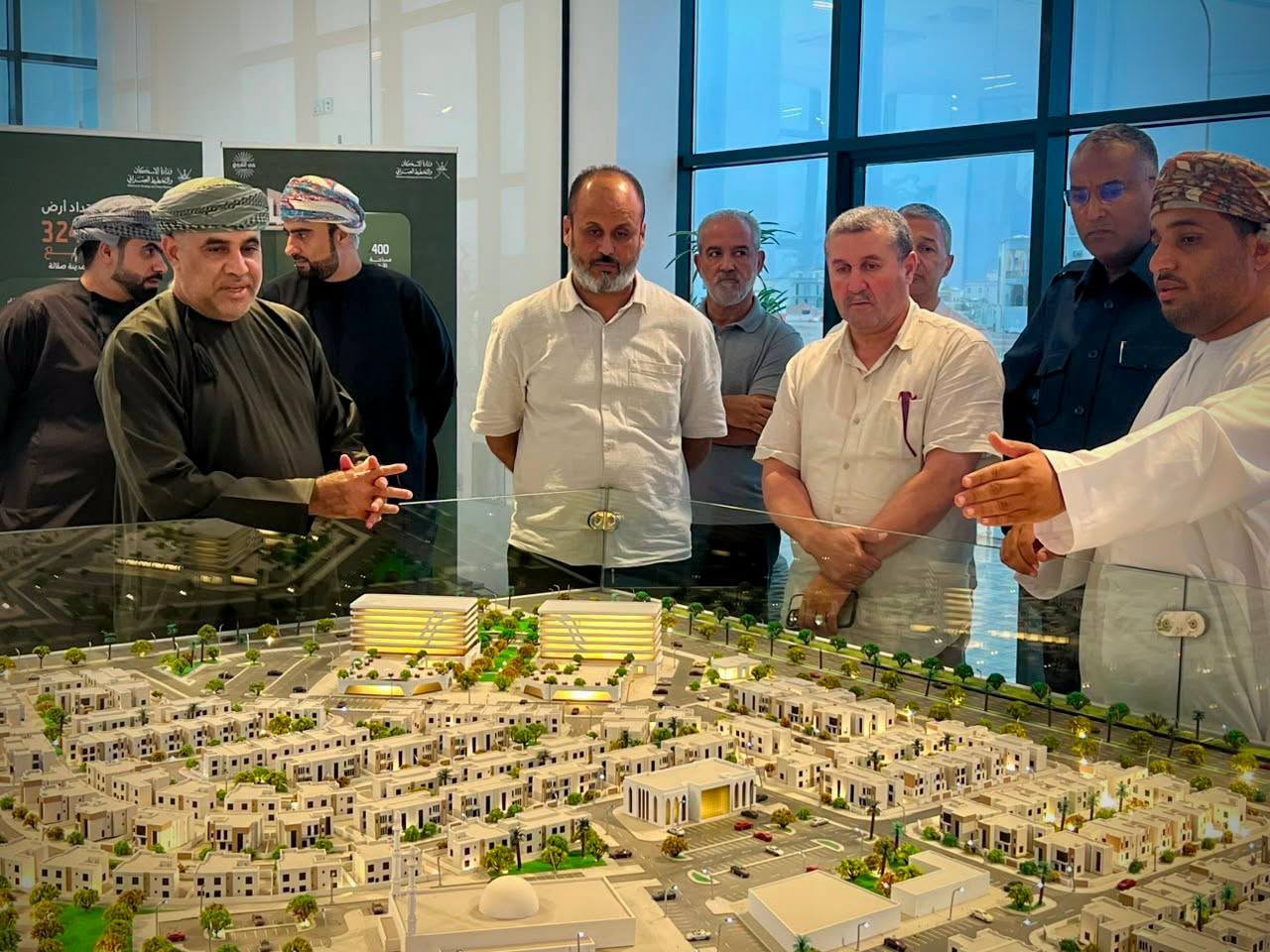 وزير الإسكان يبحث في سلطنة عُمان التعاون وتبادل الخبرات العمرانية