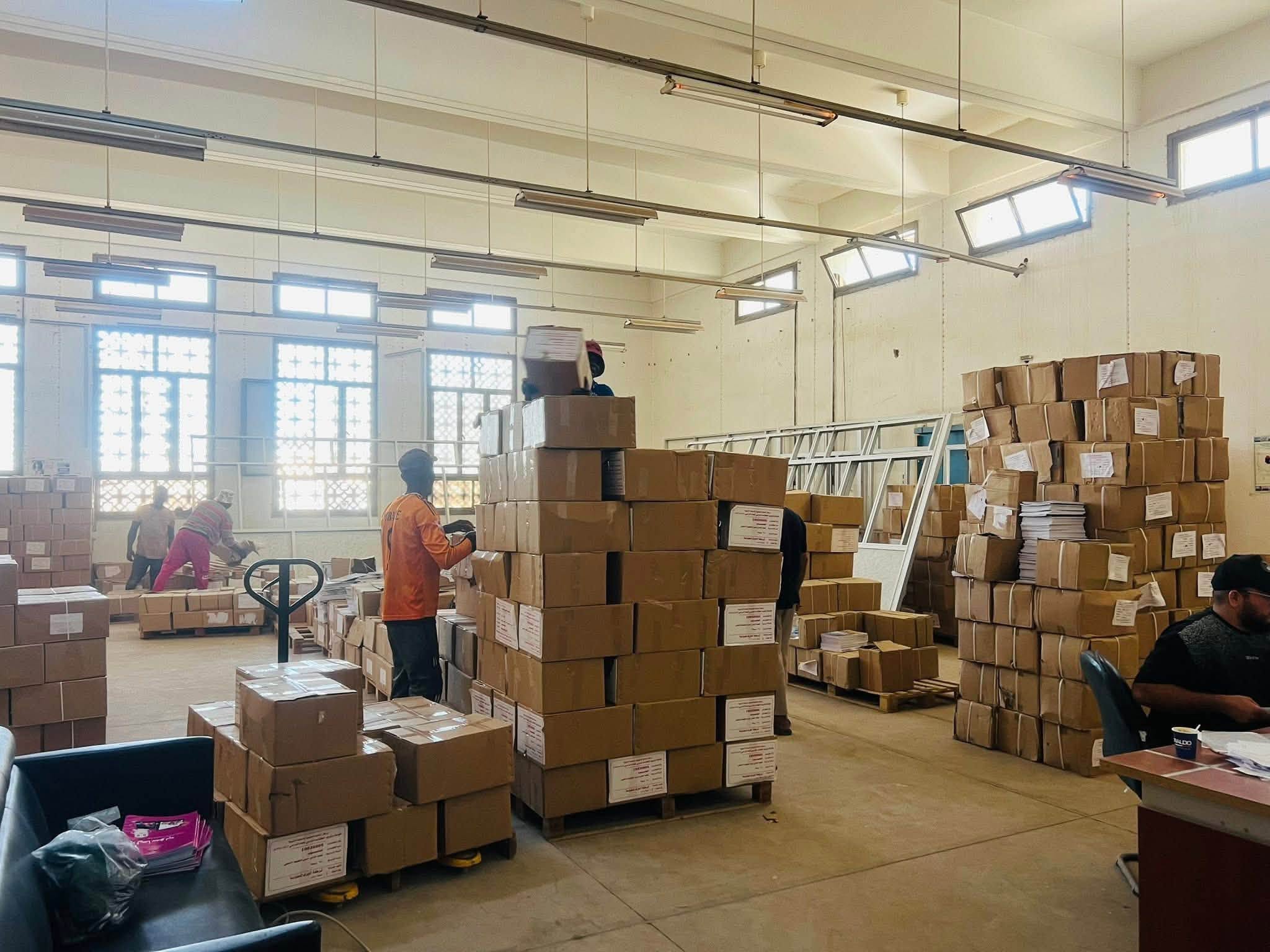 مدير عام مركز المناهج التعليمية يتفقد مخازن سوق الجمعة تاجوراء