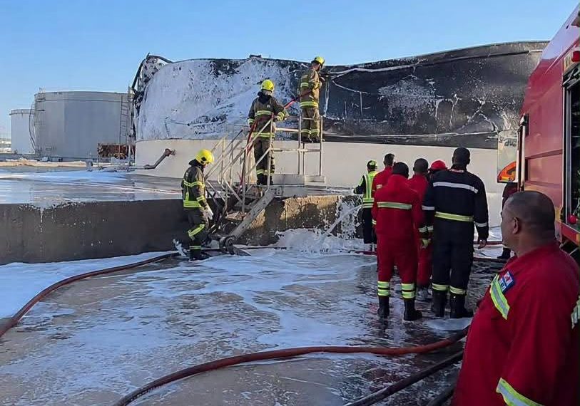 مؤسسة النفط تعلن السيطرة على جميع الحرائق بالمنطقة النفطية في الزاوية