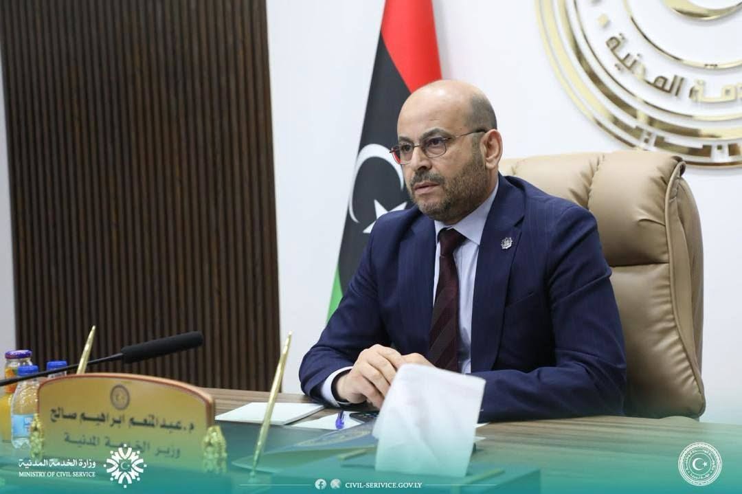 وزير الخدمة المدنية يصدر منشوراً جديداً لتنظيم شغل الوظائف العامة